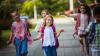 bambini che tornano a scuola felicemente 